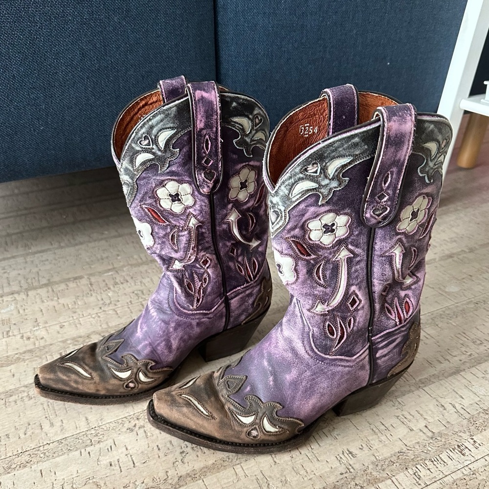 Dan post purple flower boots. Good used condition.